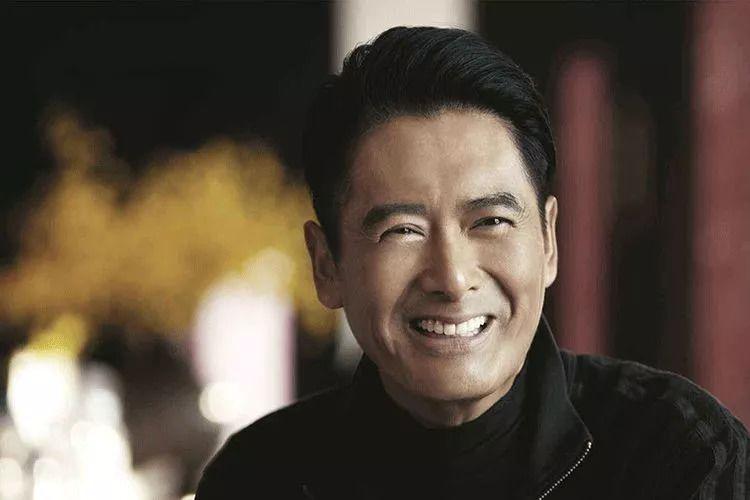 裸捐56亿,却穿15元拖鞋:被写进教科书的周润发,活的比谁都富有!
