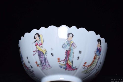 粉彩八美图花口碗