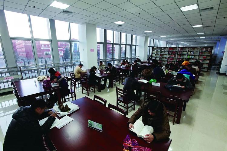 近年来   晋城图书馆开展了   "市民求知讲堂"   "送书助读"   "