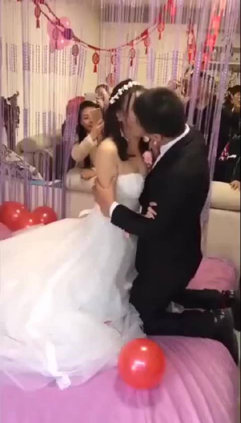 新郎新娘结婚时接吻旁边的弟弟看不下去了