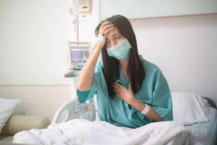住院的年轻妇女病人坐在床上照片-正版商用图片09pwkp-摄图新视界