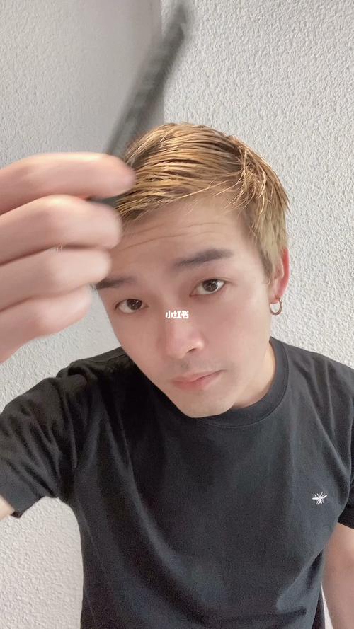 男生自己在家理发_理发_男士发型_时尚_发型