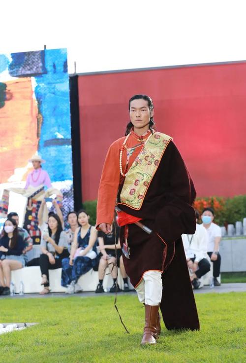 九色甘南61时尚蕃巴专场展演活动精彩亮相中国国际时装周