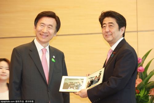 安倍会见韩国外长尹炳世 获赠父亲安倍晋太郎照片 -国际频道-新华网