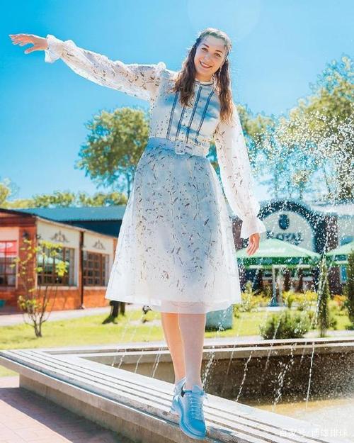 俄罗斯女排主攻沃龙科娃穿上裙子,像仙女一样美