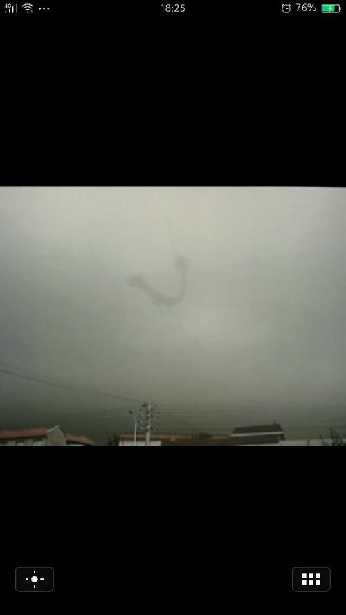微信上下雨天,天空出现龙的小视频 求这个视频地址,拍摄的人很激动喊