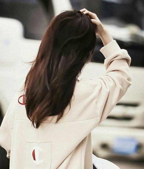 四张"鞠婧祎"背影混入一个郑爽,真爱粉一秒认出,假粉一脸懵!