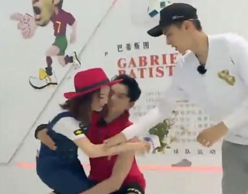 赵丽颖被别人抱起,吴亦凡转身离开 :最想抱赵丽颖的是