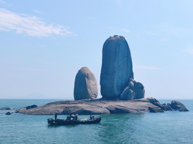 由于疫情的原因,平潭的标志性景点石牌洋无法上岛,只能坐船绕行两圈.