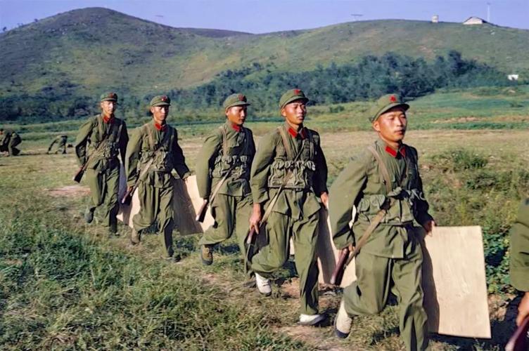 野外拉练的解放军