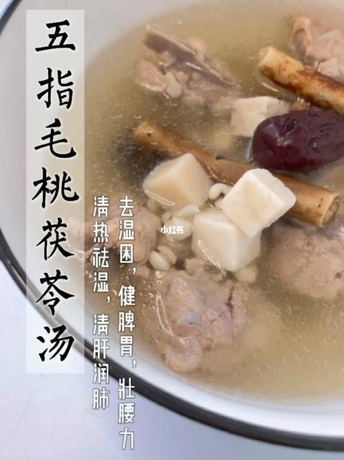 先抄水一米五指毛桃红枣,茯苓,清洗干净备用砂锅放进猪骨头,所有煲汤