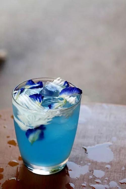 放几朵蓝蝴蝶进去茶就变蓝啦