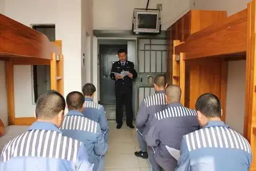 下了囚车,就是在监狱内集合,列队然后分配物质与监舍,通常来到监狱的