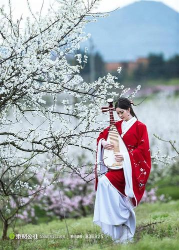 花容月貌梨花情红衣古装美女大图