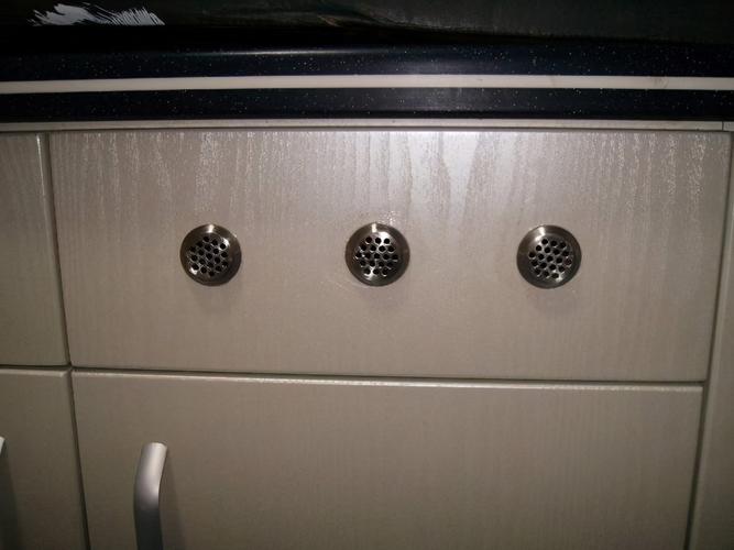 在厨房里不建议将水槽下面做成网格门,而是选择在柜门上装透气孔