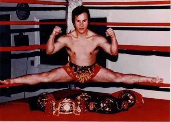 电影 正文  宾尼·尤奎德兹被誉为喷气机,是wka初代世界重量级王者