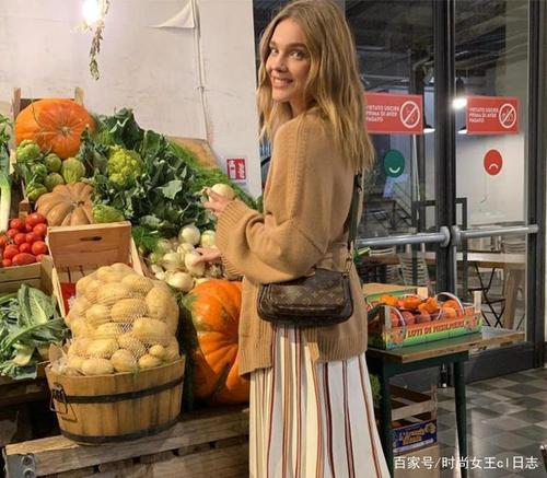 超模"水果娜"终于领证了!五娃妈坐实lv太子妃,素颜结婚太自信