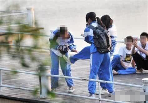 郑州中学生为争抢女朋友路口持刀斗殴,一死一伤!