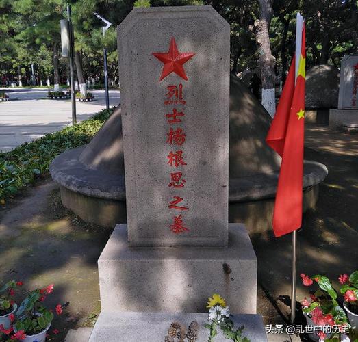 烈士陵园除了众多烈士的墓碑外,还有一个纪念馆,馆里珍藏了很多照片