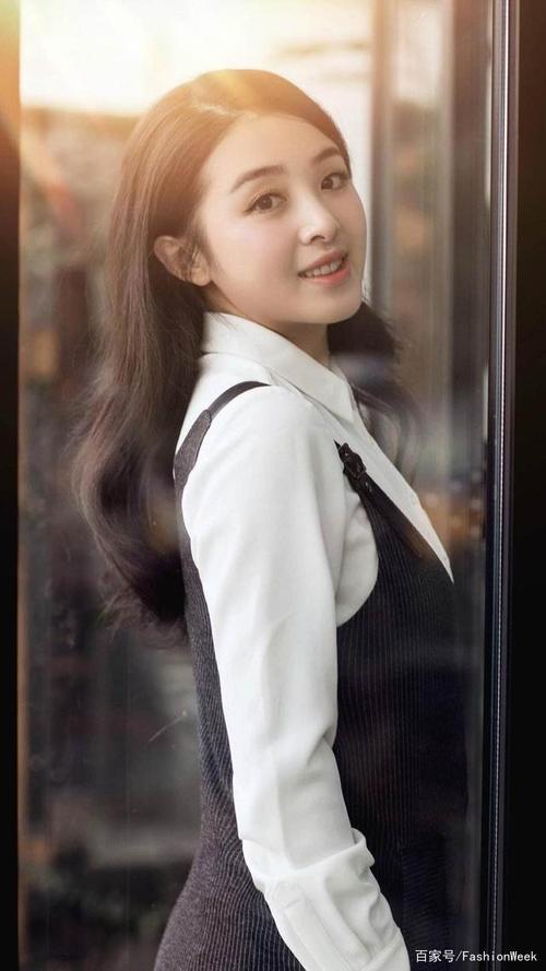 2005年担任《超级女声》代言人 ,同年发行个人首张专辑《我很张含韵》