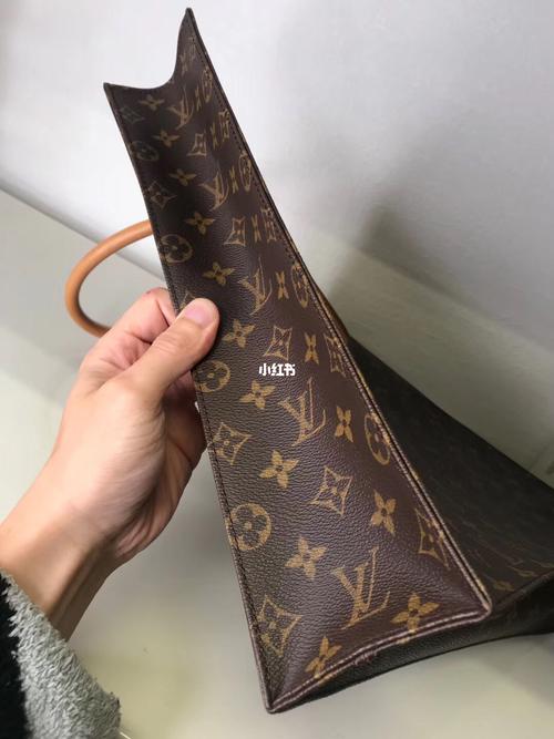 lv老花琴谱包 尺寸36*38*9 这只的成色超级新的,几乎是近新,这只也是