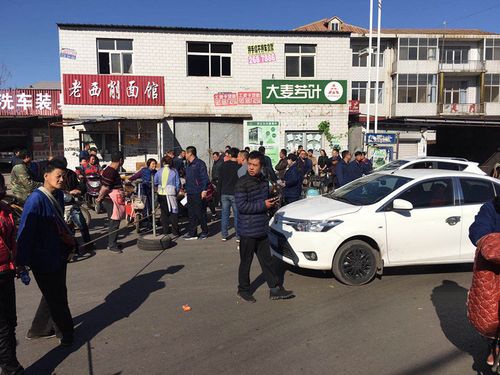 村民拉绳拦路 滨河村孙罗寨路段车辆,行人滞留