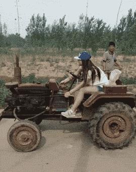 妹子你准备开这拖拉机上高速吗