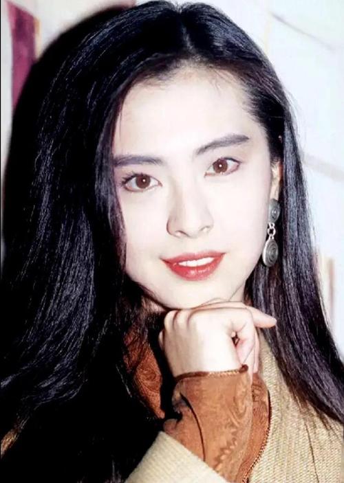 王祖贤的鼻子非常的有力度,很有支撑力,鼻梁山跟较高,鼻基底饱满,整