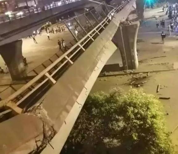 无锡高架桥侧翻背后 货车超载危害不容小视 | 安全提示