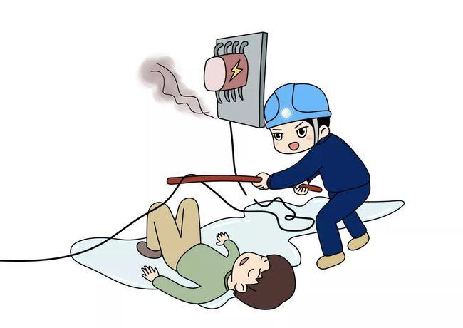 惊险女孩骑车不慎触电倒地路人合力将其救下雨天触电怎么救