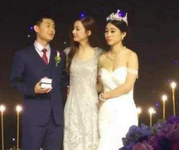 31岁赵丽颖全家照曝光,弟媳颜值不输颖宝,难怪婚礼上