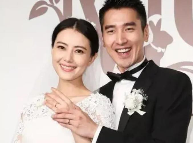 高圆圆拍戏生图被曝穿西装外套筷子腿抢镜不忘与赵又廷秀恩爱