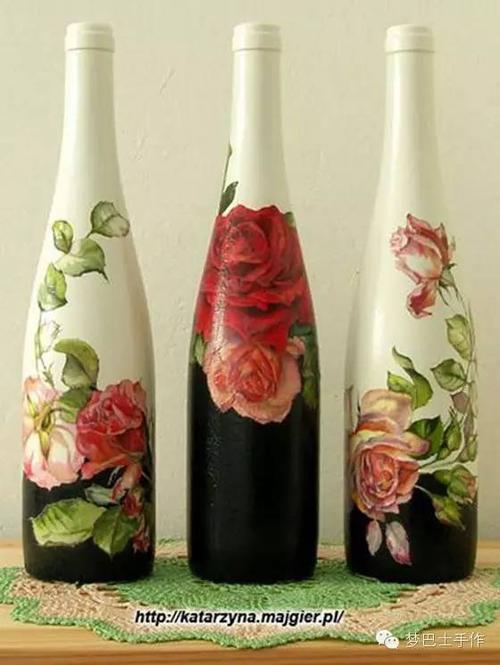 玻璃瓶用来彩绘,做成装饰品很有艺术气息.画