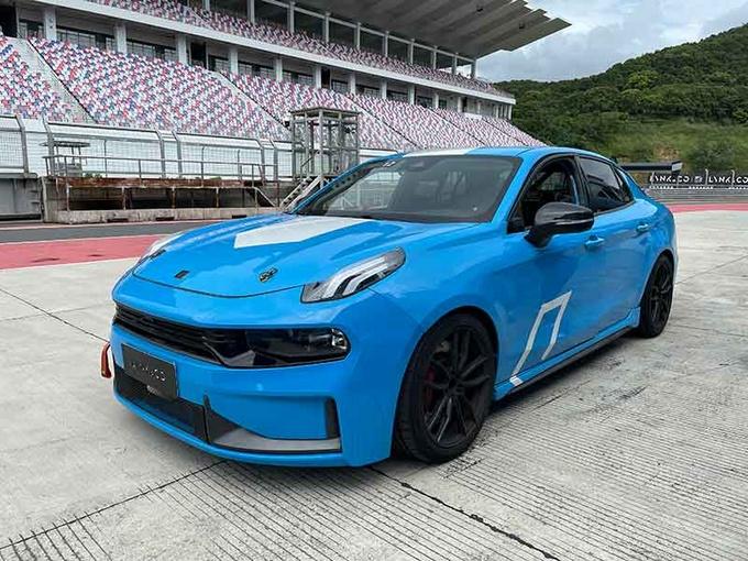 近距离体验了领克lc2020/领克lc2021赛车,蓝色的为领克lc2020,黄色的