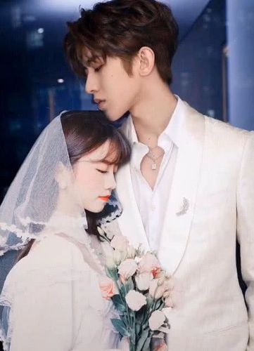 蔡徐坤亲密照片爆出,很多网友看到后都炸了:女朋友还是老婆?