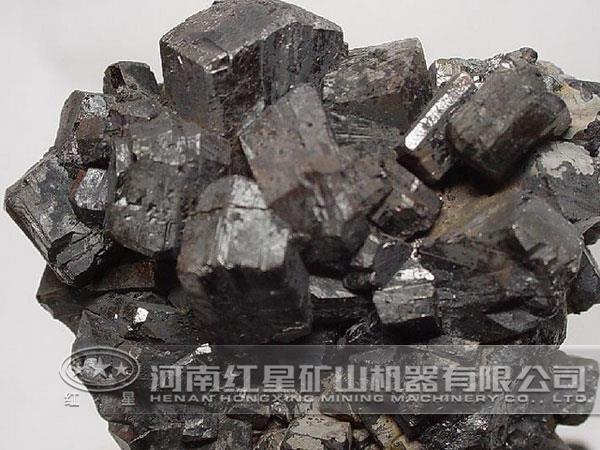 与磁铁矿相似,皆为较还原状态下所形成的矿物,与富含二价锰的矿物共生