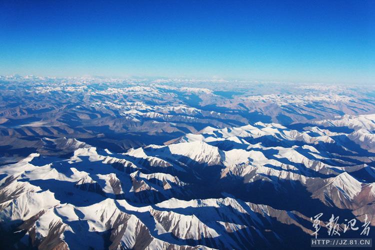 青藏高原是地球上海拔最高,面积最大,年代最新,并仍在隆升的一个高原.