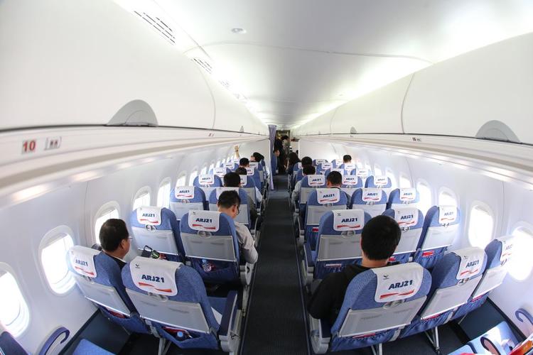 每个座位上均放置了靠枕,毛毯,座椅背后装有arj21-700的安全须知说明