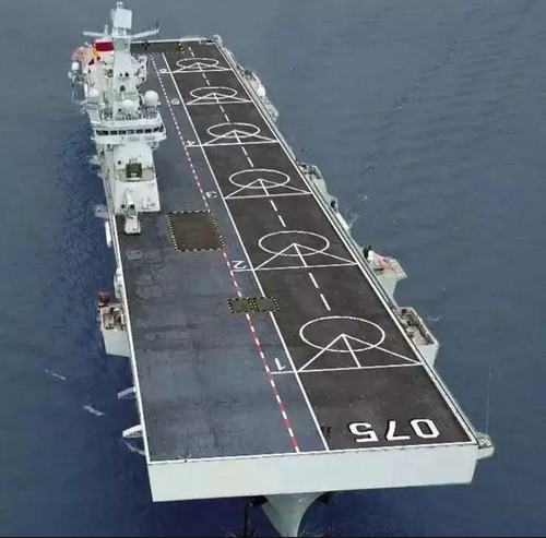 中国4万吨"准航母"下水