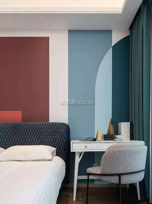 背景墙上各种几何色块的碰撞产生一种奇妙的化学反应