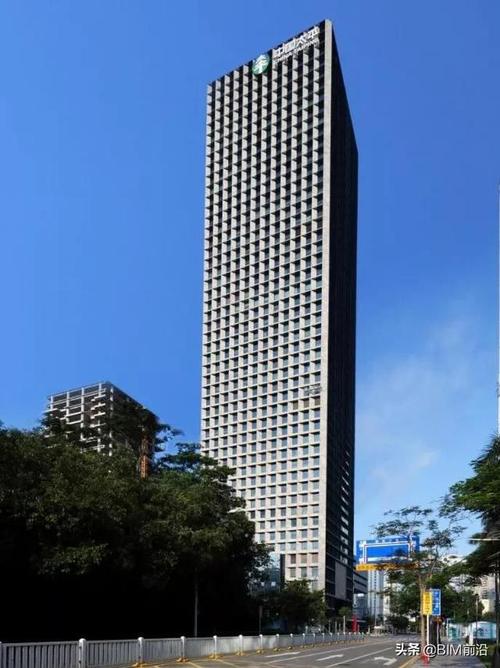 钢钢"封顶!深圳在建第一高楼"城脉金融中心大厦"刺破云霄
