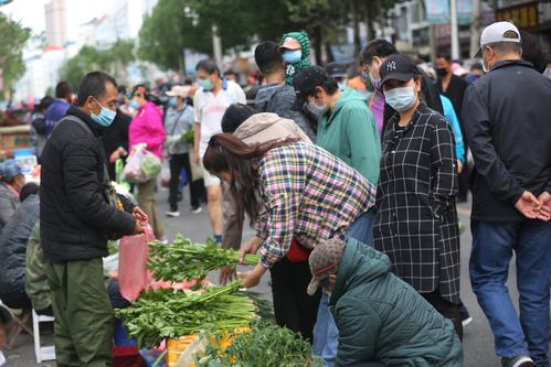 中俄小城早市"冷热"不同,东段人挤人西段如空城