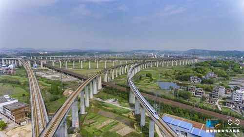 4月15日,一列高铁通过江西上饶枢纽.新华网发 鲍赣生 摄