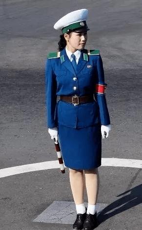 朝鲜女交警pk越南女交警,看看哪个最漂亮