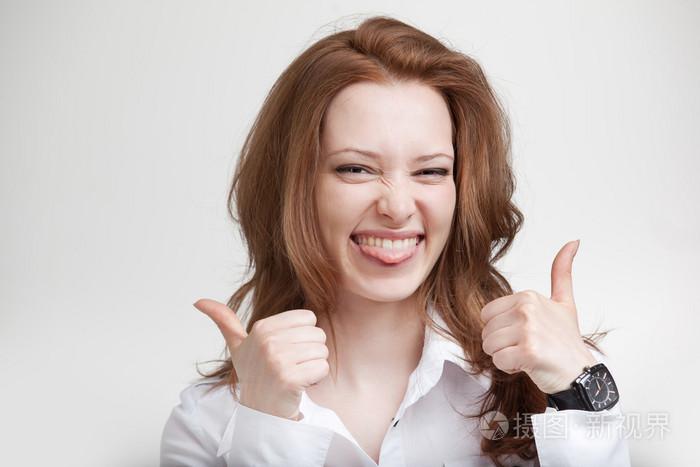 大拇指白色背景上的女商人女模特