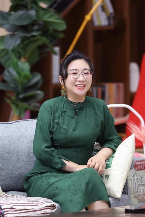 谁说胖女孩不适合穿旗袍?傅首尔都上头了,优雅又高级的女人味