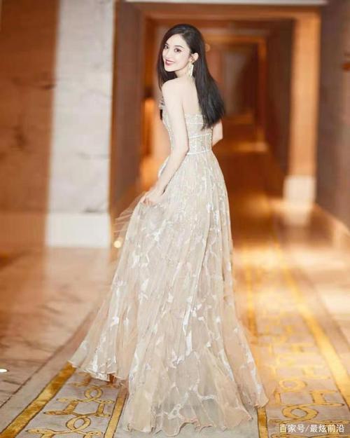 迪丽热巴和古力娜扎,都搭配抹胸裙,终于明白女人身材