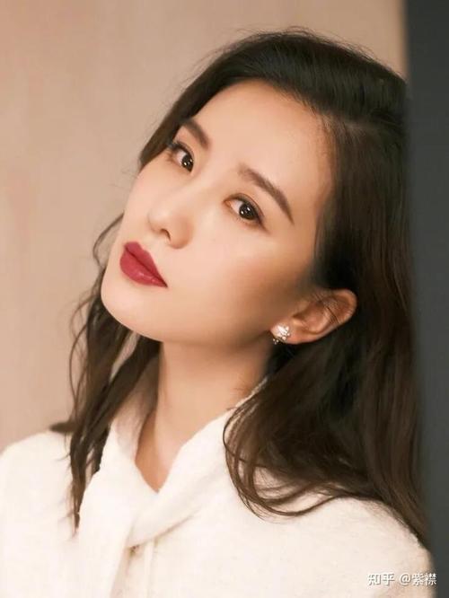刘诗诗的脸型已经很符合一字眉的要求了,但更改眉型后的她,眼神显得