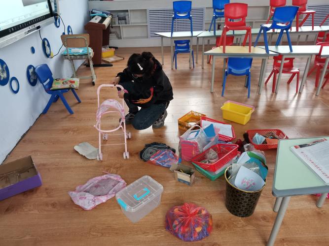 幼儿园老师收拾各班区角玩具,定期清洗,消毒.