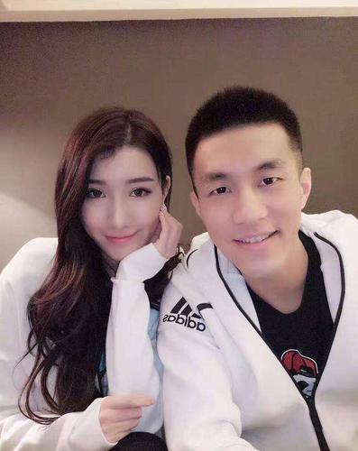 郭艾伦女友身姿绰约,长相甜美身价300万,证件照太美民族成亮点